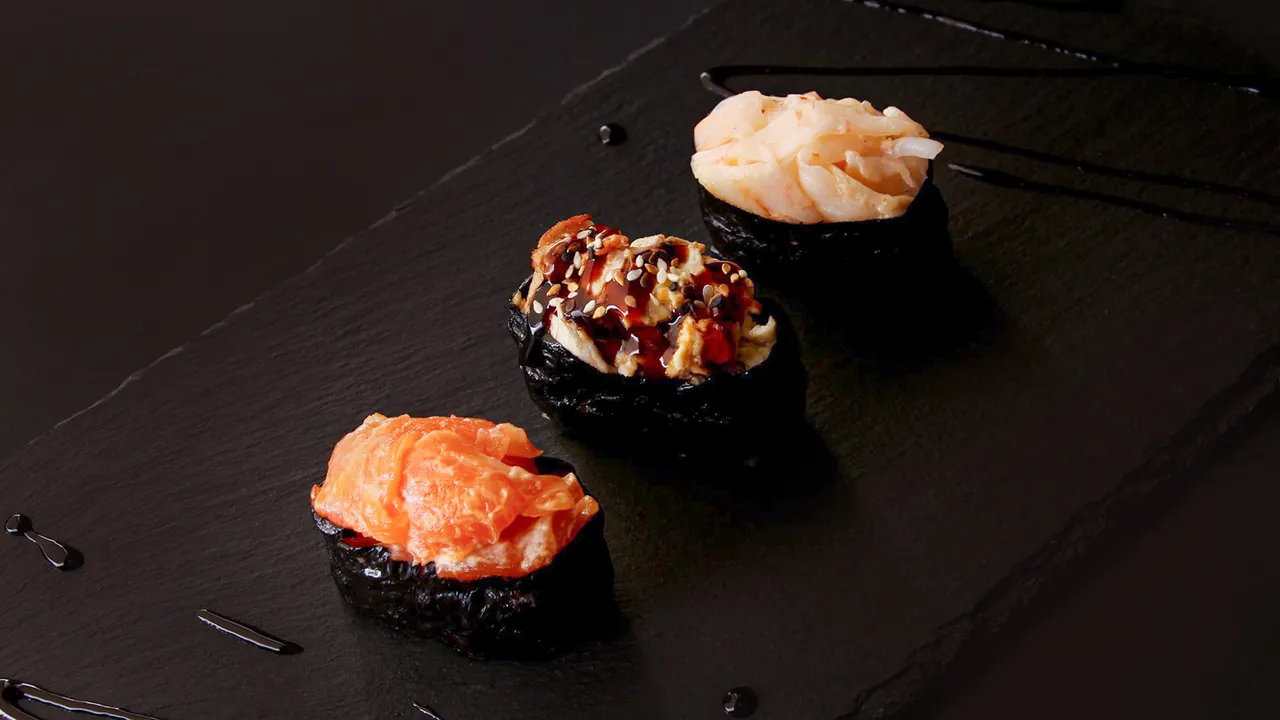 Спайси гункан с лососем