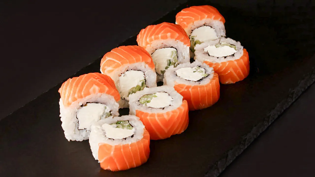 Филадельфия с огурцом (добавки не входят)